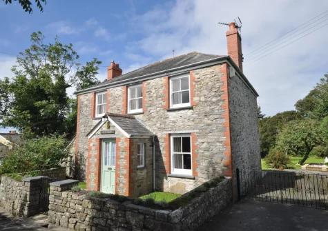Sunnyside, a charming & characterful cottage with a gorgeous garden is located in the lovely quiet village of Helstone