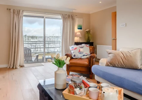 Sunseekers Marina View, Plymouth is a stylish 3-bedroom house with modern amenities, close to the city's centre. Boasting uninterrupted sea views, easy access to the South West Coast Path, soft sandy beaches, and proximity to watersports facilities.