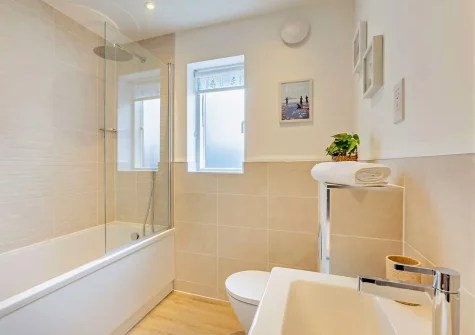 The bathroom at Sunset Bay, Appledore