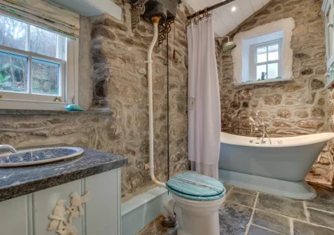 The first floor bathroom at Sunset Farmhouse, Carnyorth