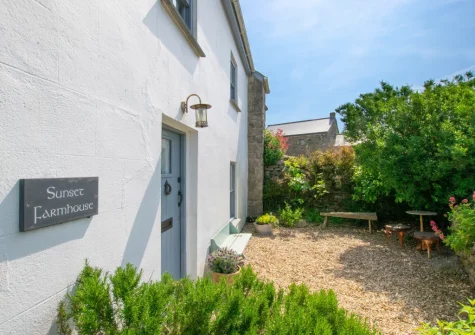 The enclosed front garden & outdoor sitting area at Sunset Farmhouse, Carnyorth