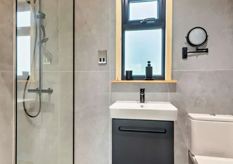 Bedroom #1 en-suite at Sunset View, Millhayes Lakes & Lodges, Cullompton