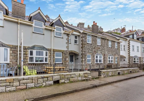 Surf View is a delightful seaside cottage, ideally positioned alongside the harbour in the village of Porthleven