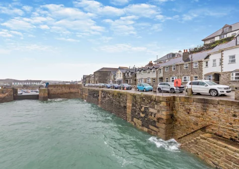 Surf View is a delightful seaside cottage, ideally positioned alongside the harbour in the village of Porthleven