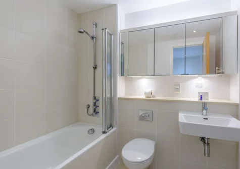 The bathroom at Surfers View, Westward Ho!