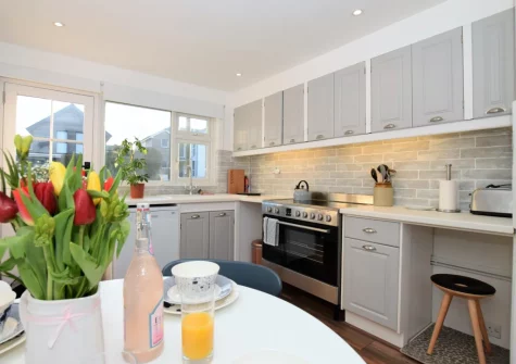 The kitchen & dining area at Surf's Up, Widemouth Bay