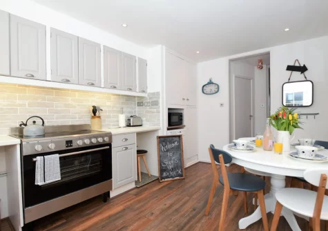 The kitchen & dining area at Surf's Up, Widemouth Bay