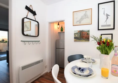 The kitchen & dining area at Surf's Up, Widemouth Bay