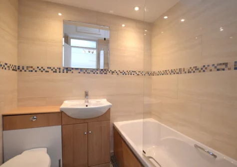 The bathroom at Surf's Up, Widemouth Bay