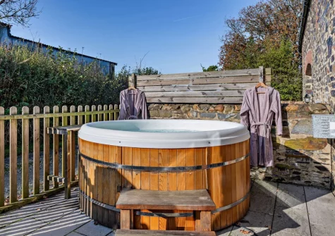 The patio & hot tub at Swallow Barn Lakes, St Giles-on-the-Heath