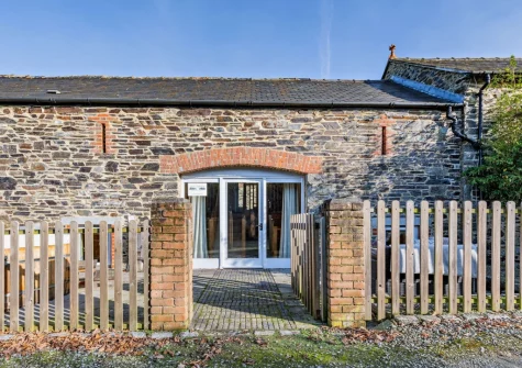 Swallow Barn Lakes is a charming barn conversion, perfectly positioned, it offers the best of both coastal & rural living