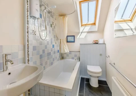 The bathroom at Swallows Rest, Laneast