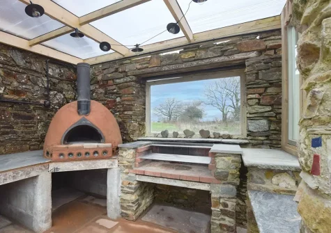 The outdoor pizza oven & barbecue area at Swallows Rest, Laneast