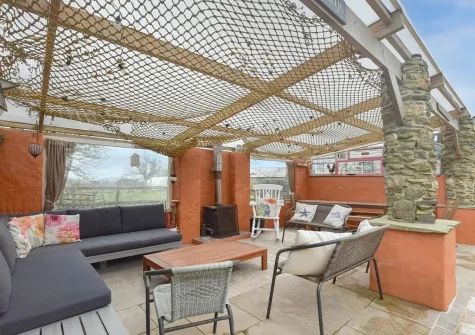 The outdoor sitting area at Swallows Rest, Laneast