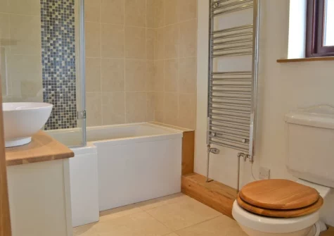 Bedroom #1 en-suite bathroom at Swallows Retreat, Edistone