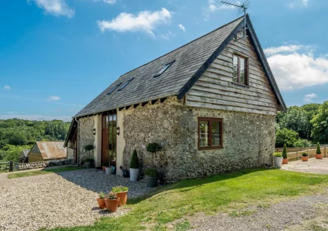 Sweetcombe Roost is idyllically positioned on a dairy farm with stunning views across hidden valleys