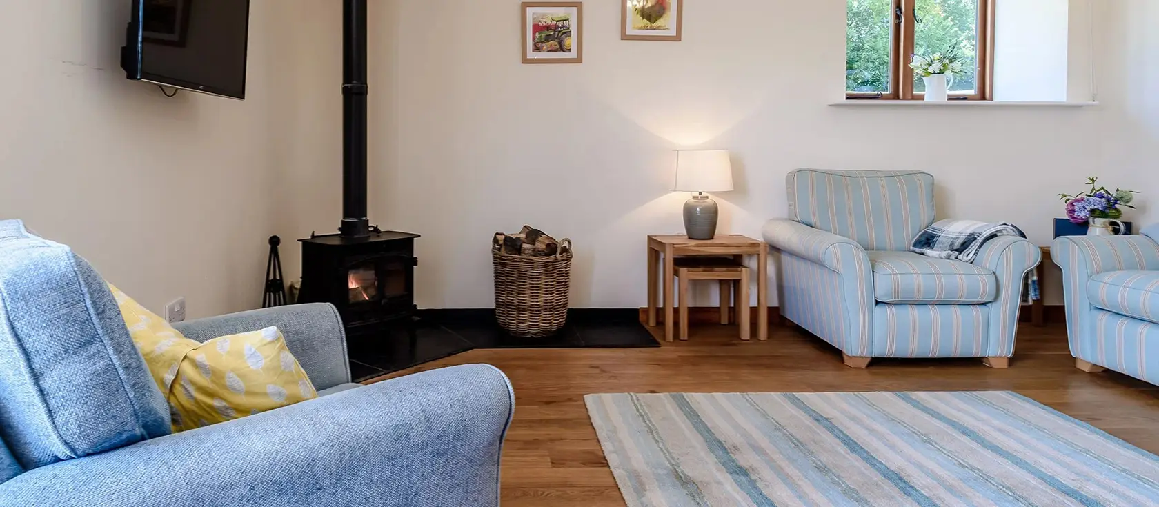Sweetcombe Roost, Sidbury is a charming two-bedroom barn conversion retreat nestled in Devon's peaceful countryside. Enjoy cosy interiors with wood burner, enclosed garden with BBQ, and easy access to coastal adventures and family attractions.