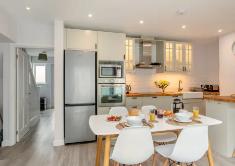 The kitchen & dining area at Syringa, Beer