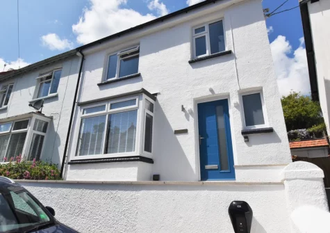 Syringa is a stylish retreat with short walking distance to the beach & easy reach of the shops