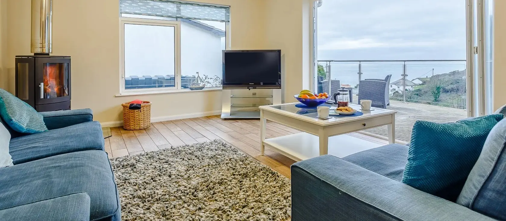 Tamarisk, Downderry is a stunning hillside coastal retreat with breathtaking sea views, modern amenities, and beautiful terraced gardens. Perfect for exploring Cornwall's treasured south coast, charming fishing harbours, and sandy beaches.