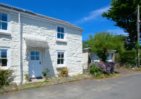 Tamarisk is a bright two-storey cottage, with terraced gardens & sun room, estled just above the coast path with far-reaching sea views