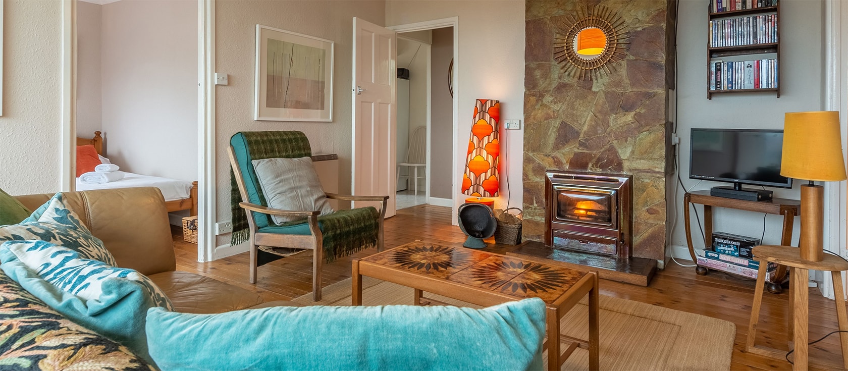 Tamarisk, Polzeath is a well-located bungalow with stunning sea views from the dining room & garden. It has a cosy sitting room with sofa seating & open fire, modern kitchen & three bedrooms for six guests. Walk to beach, restaurants & shops.