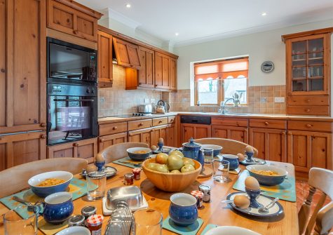 The kitchen & dining area at Tamarisk, Roserrow, Polzeath