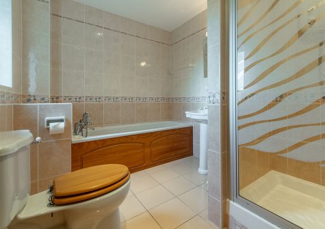 The bathroom at Tamarisk, Roserrow, Polzeath