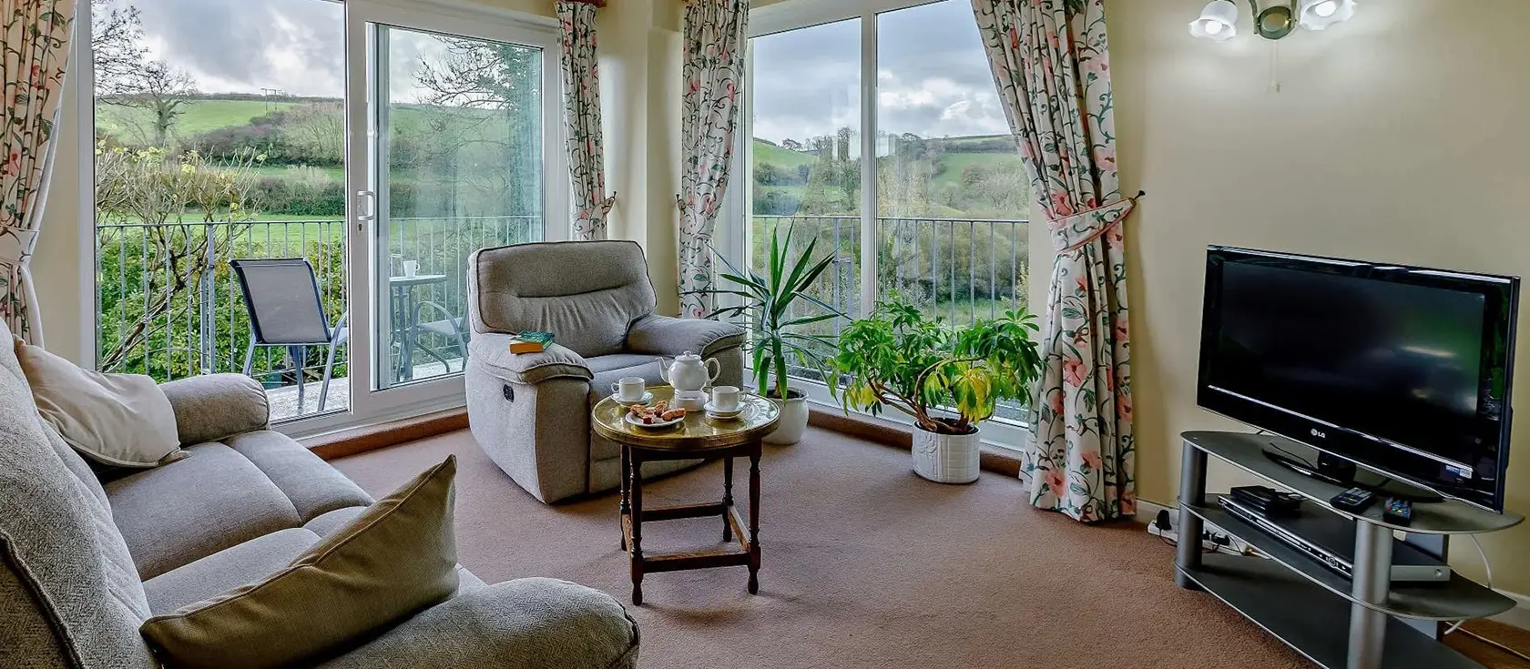 Tanglemead, West Down is a charming two-bedroom countryside apartment with a private balcony overlooking beautiful valley views. Enjoy south-facing gardens, modern amenities, and easy access to North Devon's stunning beaches and attractions.