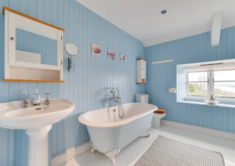 The bathroom at Tanglewood Cottage, Bere Alston