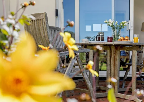 The patio & outdoor sitting area at Tarka Sands, Instow