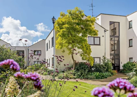 Tarka Sands is a coastal apartment, perfectly situated in a quiet apartment block which offers remarkable views across the estuary to the fishing village of Appledore