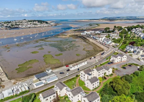 Tarka Sands is a coastal apartment, perfectly situated in a quiet apartment block which offers remarkable views across the estuary to the fishing village of Appledore
