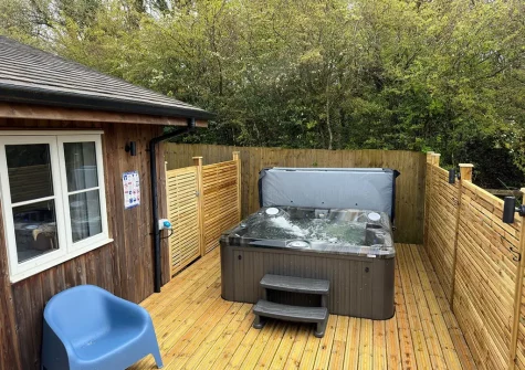 The enclosed decked patio & hot tub at Tawny Owl, Winnard's Perch