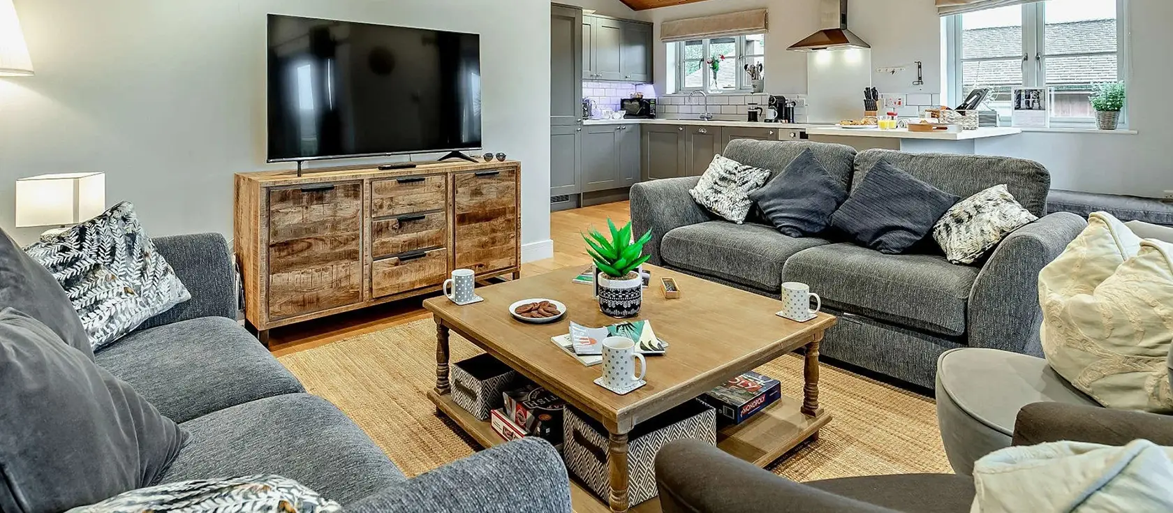 Tawny Owl, Winnard's Perch is an elegant eco-friendly lodge featuring a private hot tub and on-site fishing lake. Enjoy spacious open-plan living, three comfortable bedrooms, and convenient access to Cornwall's stunning coastline and towns.