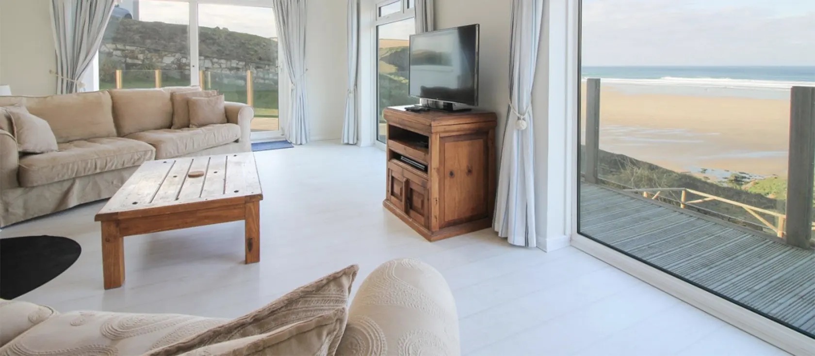 Templeton, Trenance is an exceptional four bedroom beach house for ten with wrap-around balcony & sea views across Mawgan Porth Beach. Luxuriously furnished it has living and dining rooms, eat-in kitchen, TV snug, wet room & garden. Walk to local pubs & restaurants.