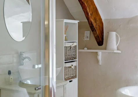 The bathroom at Thatch View Cottage, Roborough