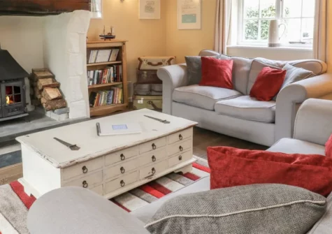 Thatchings, Stratton is a quintessential thatched cottage with three lovely bedrooms, sitting room with beams & fireplace. Large modern dining kitchen. The enclosed garden is ideal for families & pets. Walk to local shop & pub; Bude beaches two miles away.
