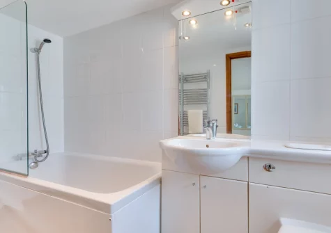Bedroom #1 en-suite bathroom at The Anchorage, Falmouth