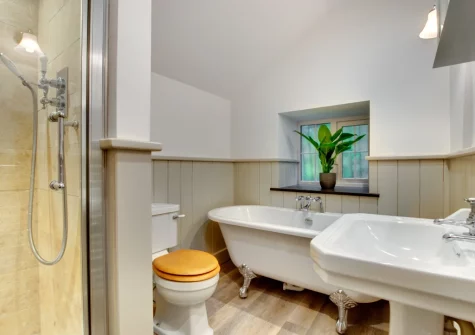 The first bathroom at The Ancient Cottage, Looe