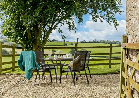 The alfresco dining area & lawned garden at The Arch Barn, South Molton