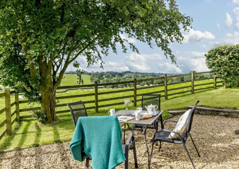 The alfresco dining area & lawned garden at The Arch Barn, South Molton