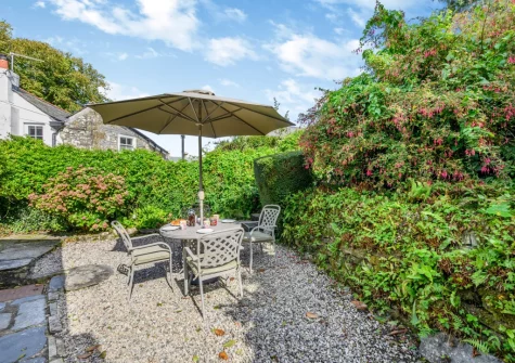 The patio, barbecue & alfresco dining area at The Aviaries, St Teath