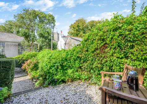 The garden & outdoor sitting area at The Aviaries, St Teath
