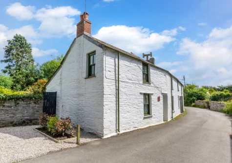 The Aviaries is a charming character cottage with traditional beams, stonework and a pretty courtyard garden
