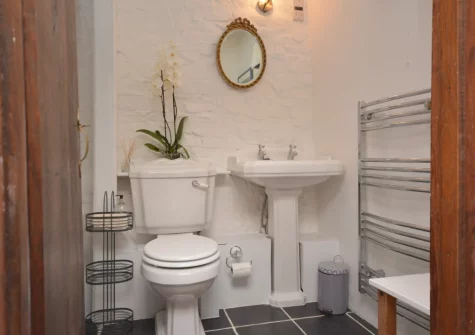 The bathroom at The Barn, Hittisleigh