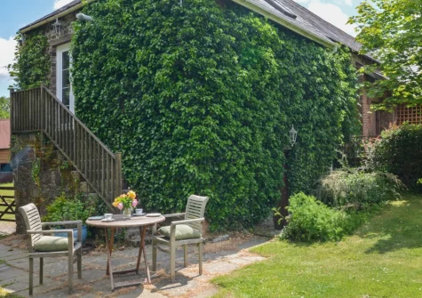 The patio, alfresco dining area & lawned garden at The Barn, Hittisleigh