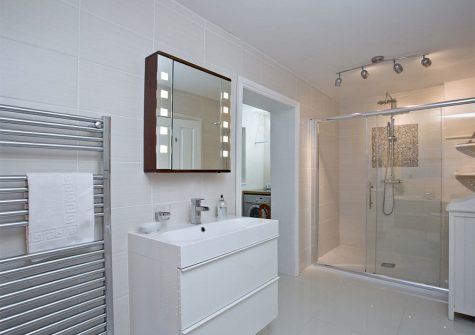 The bathroom at The Beacon at Harbour Lights, Brixham