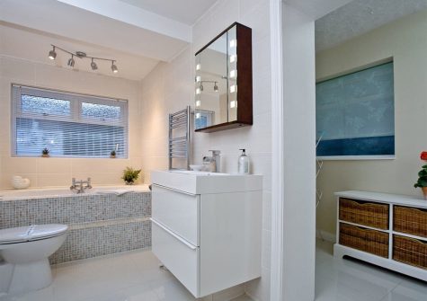 The bathroom at The Beacon at Harbour Lights, Brixham