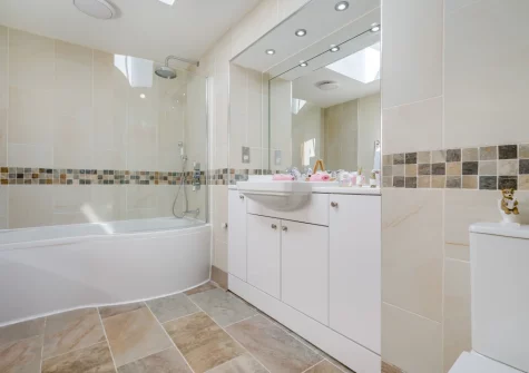 The bathroom at The Bearoak Shippon, Michaelstow